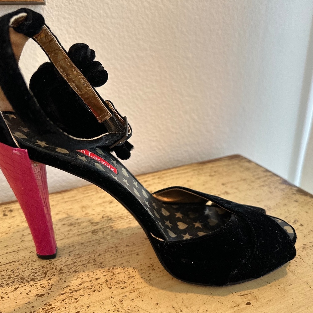 Black velvet tasseled with fuchsia heel Size 40
